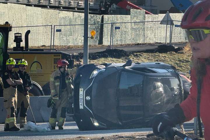 Bíll valt á Hringbraut