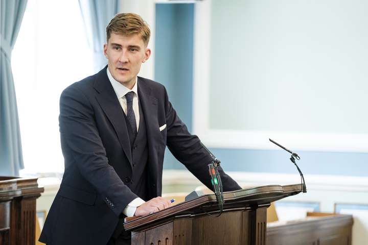 Vilja skýrslu um innflytjendur og fæðingartíðni