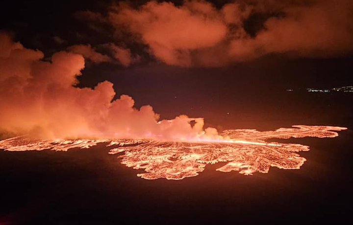 Eldgos hafið á ný - Grindavík rýmd