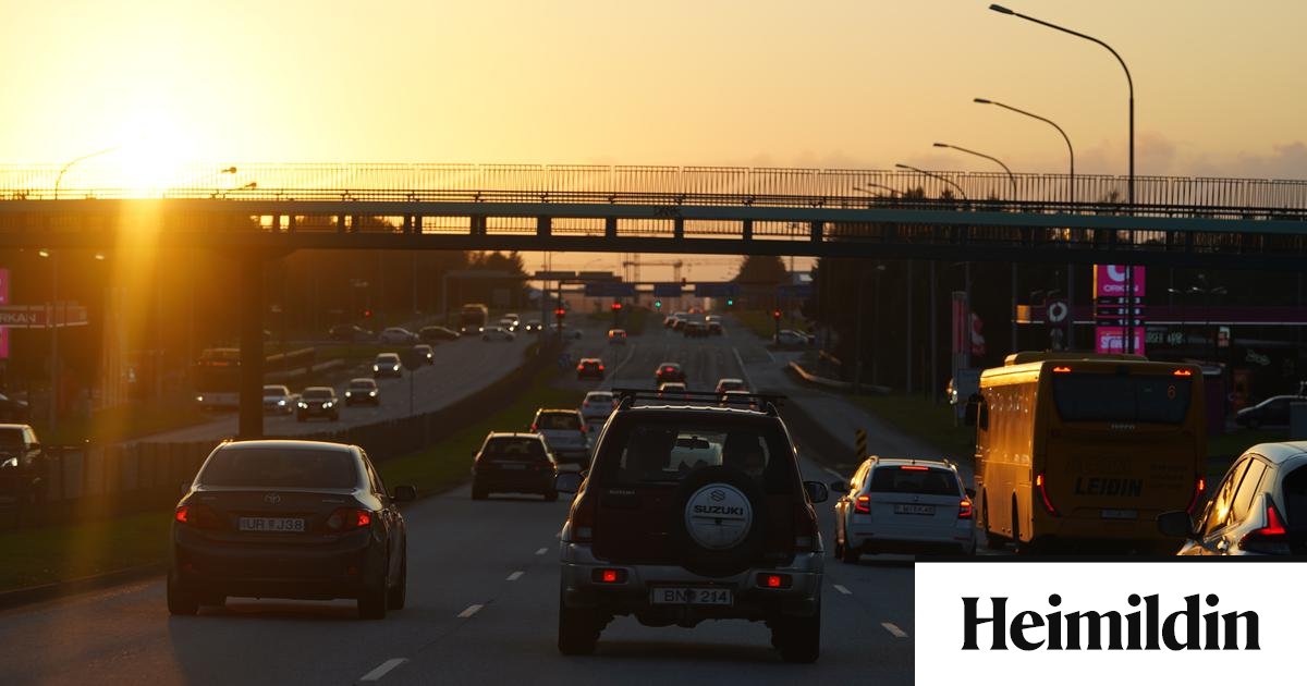 Sautján ára piltur lést á Miklubraut