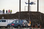 Þyrlan dró strengi yfir nýja hraunið og inn í Grindavík