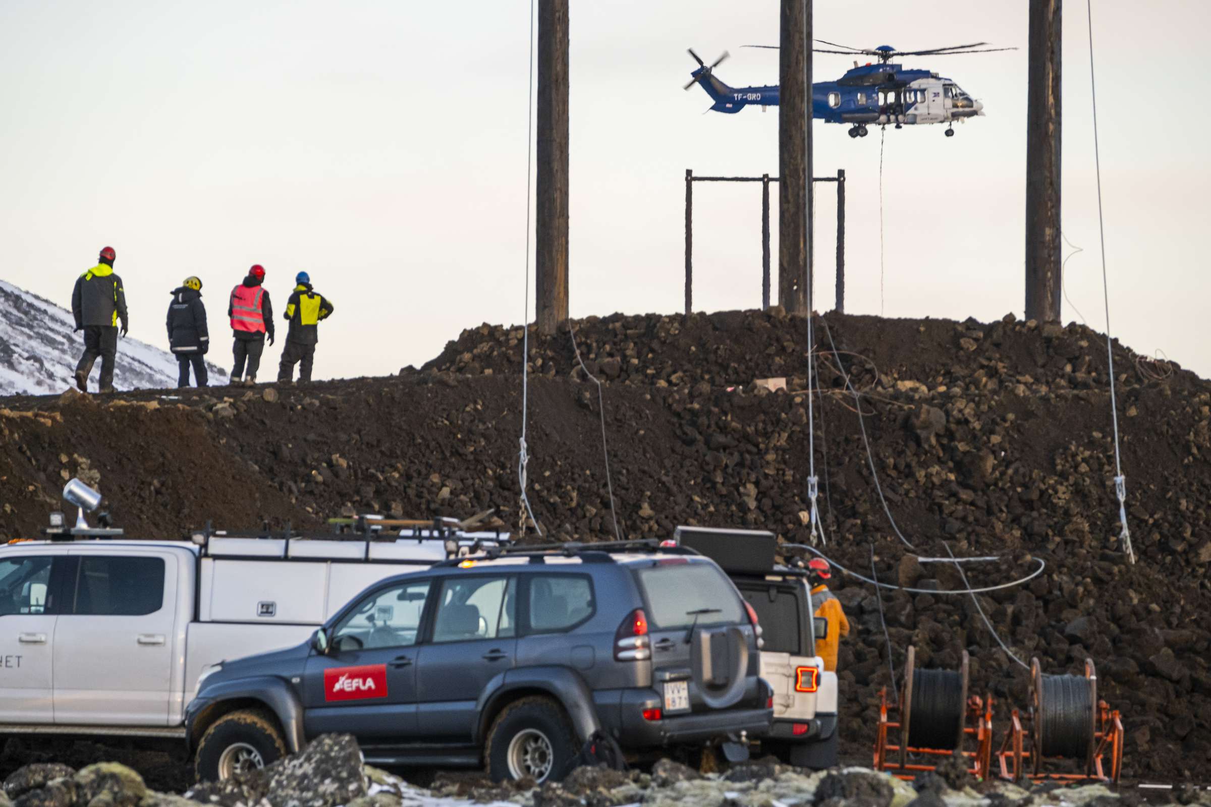 Þyrlan dró strengi yfir nýja hraunið og inn í Grindavík - Heimildin