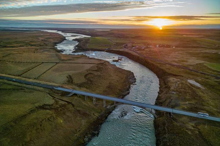 Þegar ein hönd slær hina