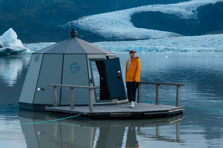 Að sigla næturlangt um lón í glerjuðum húsbát