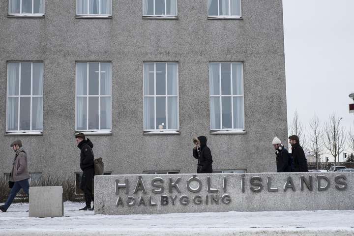 Leiðbeinandi nemandans sem skáldaði viðtal birti greinar í gervifræðiritum