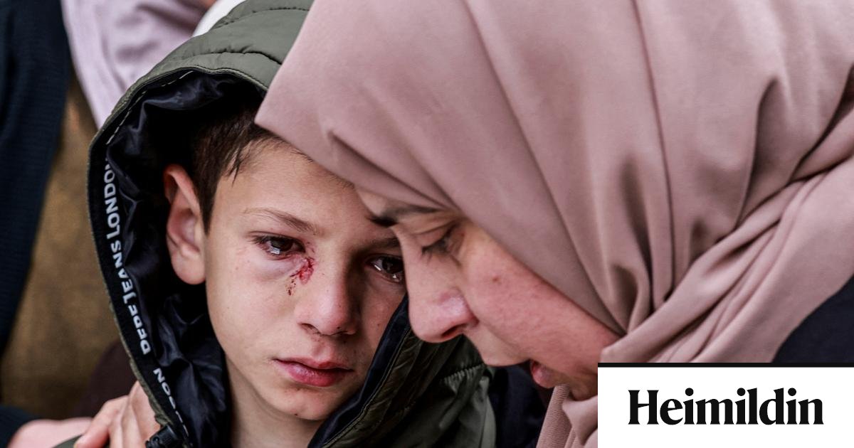 Drápu tvö börn og foreldra þeirra