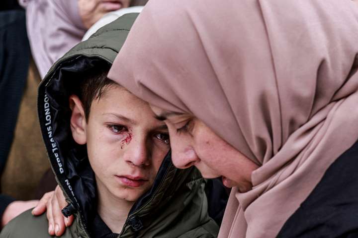 Drápu tvö börn og foreldra þeirra