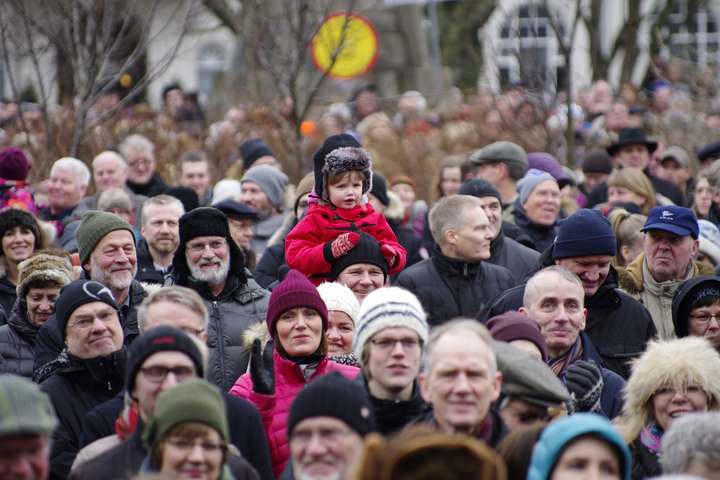 Á Íslandi tölum við íslensku og sumir eru að læra íslensku