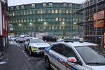 Stór lögregluaðgerð við byggingu hótels: Starfsmenn fluttir burt með lögreglu