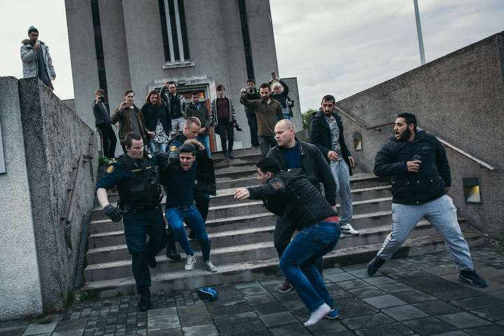 „Það er vegna þess að við getum ekki treyst ókunnugum“