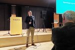 Meirihluti íbúa telur stórfyrirtækið reyna að kaupa sér velvild með fjárstyrkjum
