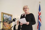Skoðar þingrof og svarar engum spurningum