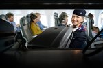 Flugfreyjur Icelandair skikkaðar í háa hæla