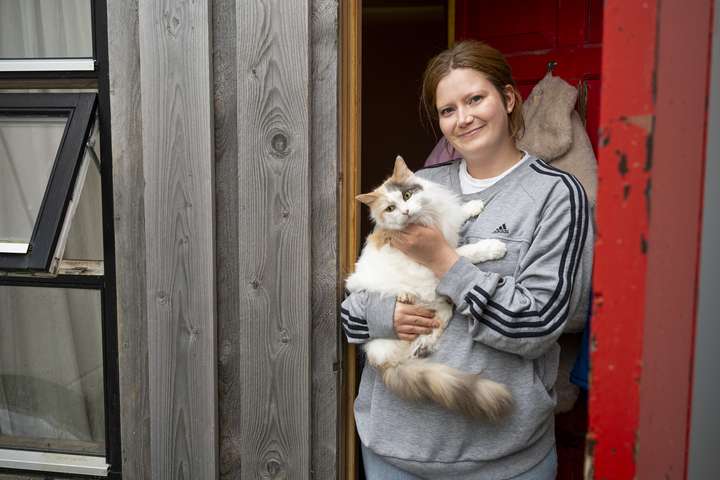 „Af því að mér finnst gaman að vinna með börnum þá er ég föst heima“