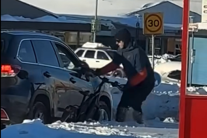 Hjólreiðamaður klemmdur af bifreið