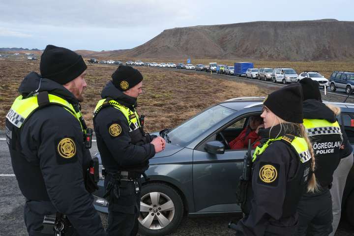 Öllum íbúum hleypt inn í bæinn í dag