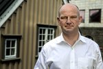 Deilur innan ættarveldis teygja sig úr Skeifunni í skattaskjólið Mön