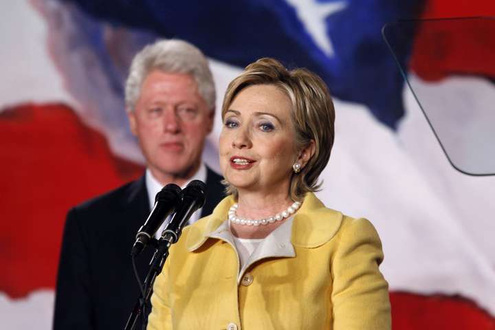 Hillary og Bill svara spurningum um Epstein fyrir luktum dyrum