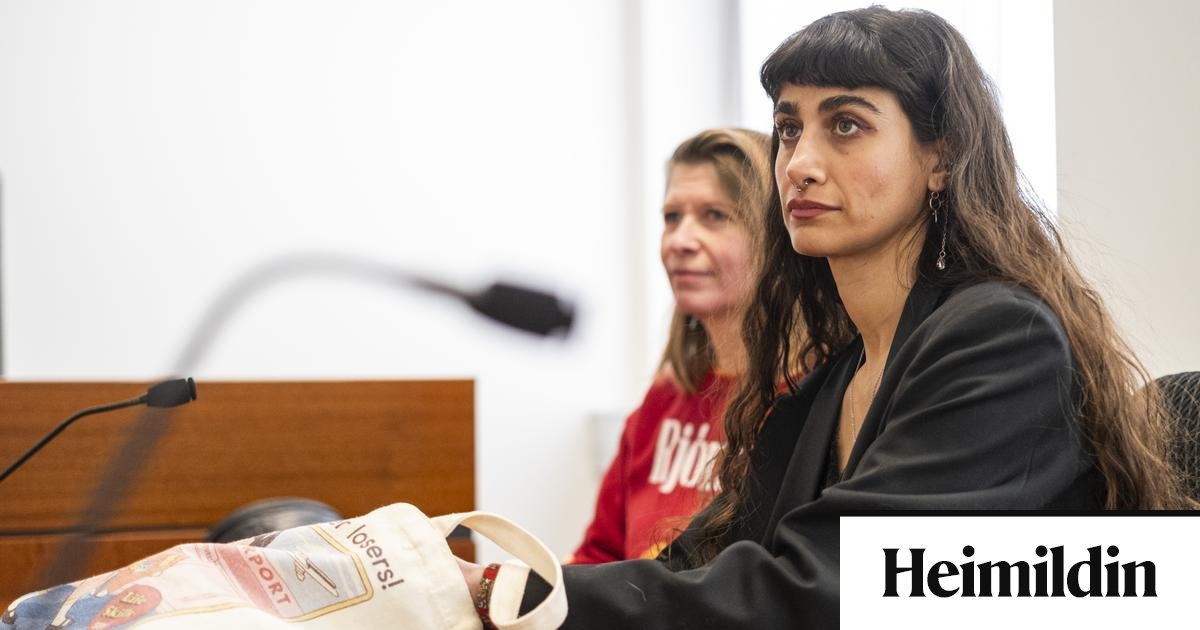 Dæmdar fyrir mótmæli á hvalveiðiskipi