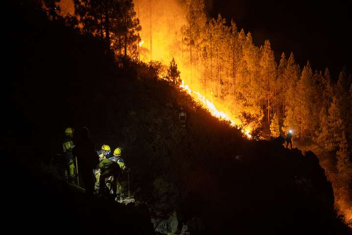 Barist við „stjórnlausa“ gróðurelda á Tenerife