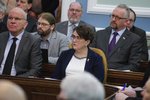 Steingrímur J. segir Önnu Kolbrúnu ekki hafa logið um menntun og störf