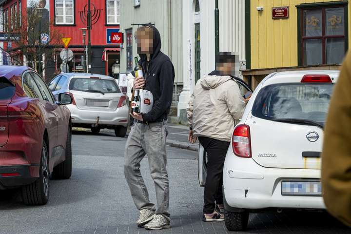 Ungmenni panta áfengi og fá afhent á 20 mínútum