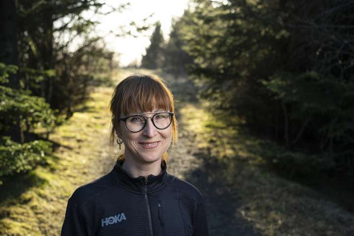 Átti erfitt með gang en hleypur nú hundrað kílómetra