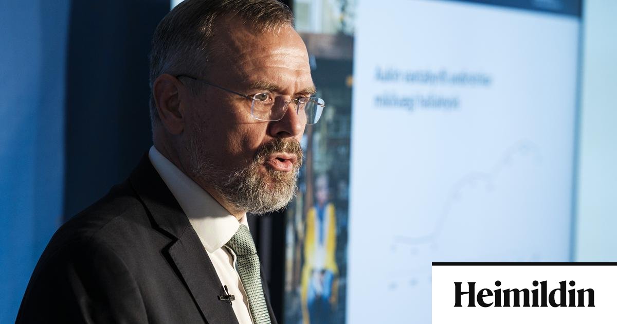 Halli ríkissjóðs eykst um tíu milljarða á milli ára