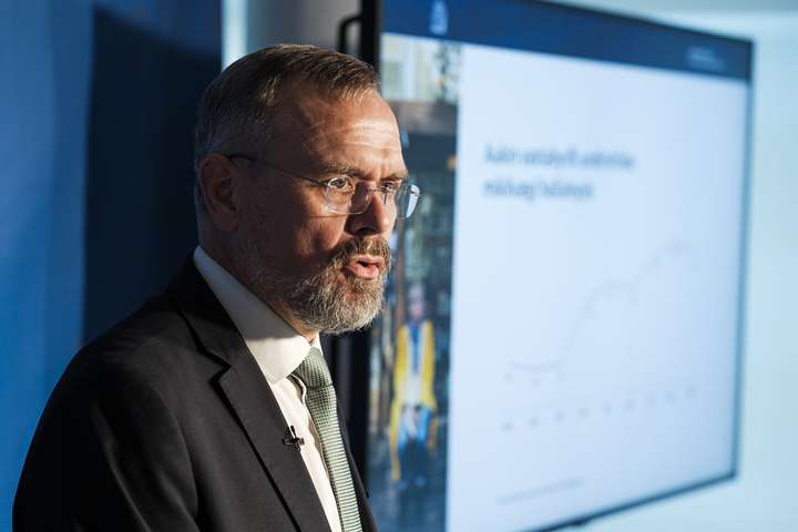 Halli ríkissjóðs jókst um tíu milljarða milli ára