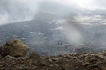 Ferðamenn ganga yfir rjúkandi hraunið í Nátthaga