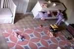 Tveggja ára drengur bjargaði tvíburabróður sínum eftir að kommóða féll á hann