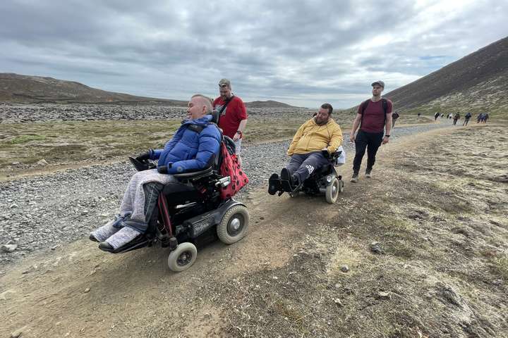 Fóru á rafmagnshjólastólum í átt að glóandi hrauninu