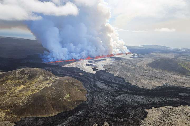 Eldgos hefst á ný við Grindavík