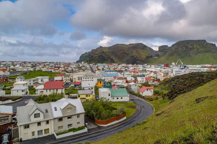 Rannsaka kynferðisbrot í Eyjum: Fannst nakin og með mikla áverka