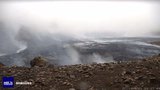 Ferðamenn ganga yfir rjúkandi hraunið í Nátthaga